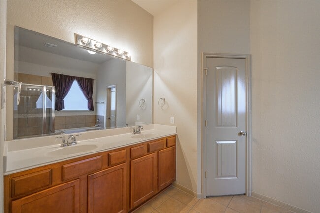 Building Photo - 12805 Shady Springs Dr