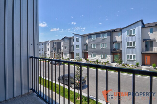 Building Photo - 1006 W 430 S