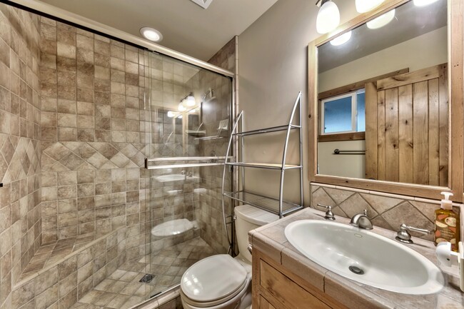 2 identical bath rooms. 1 in primary bedroom and 1 across from 2 guest bedrooms - 948 Harold Dr