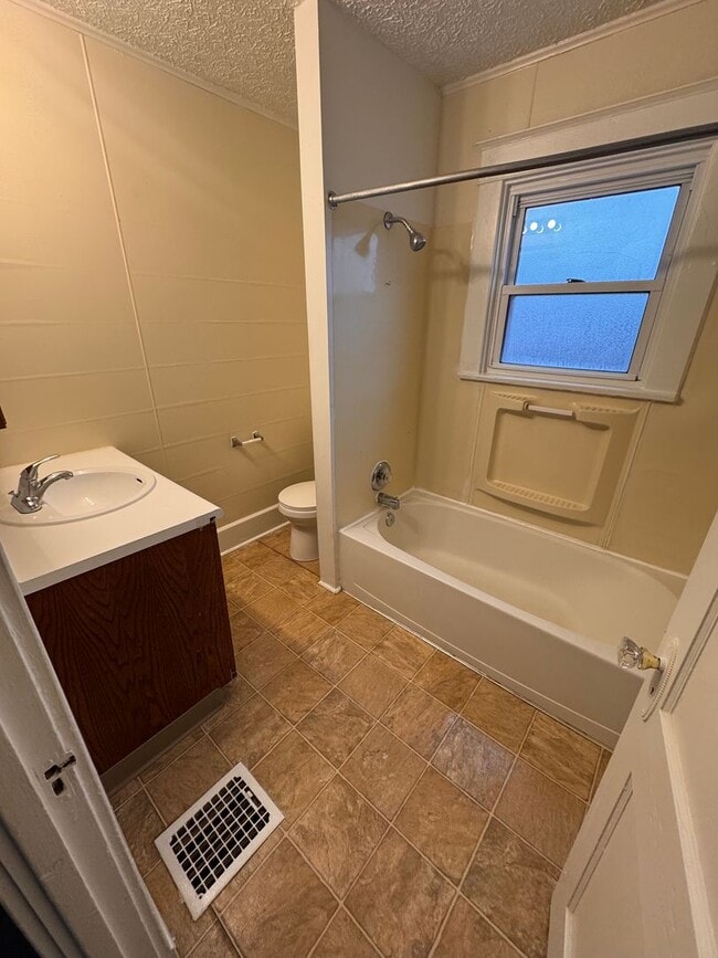 Building Photo - 103 N. Osborne