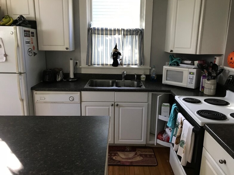 Building Photo - 11 Dean Ave