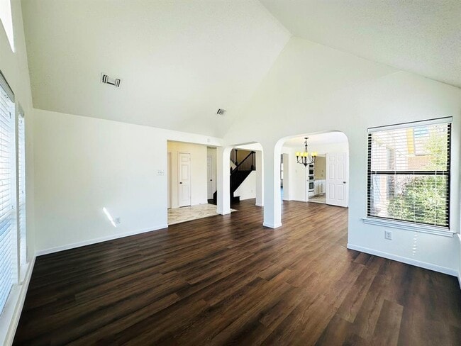 Building Photo - 306 Applewood Dr