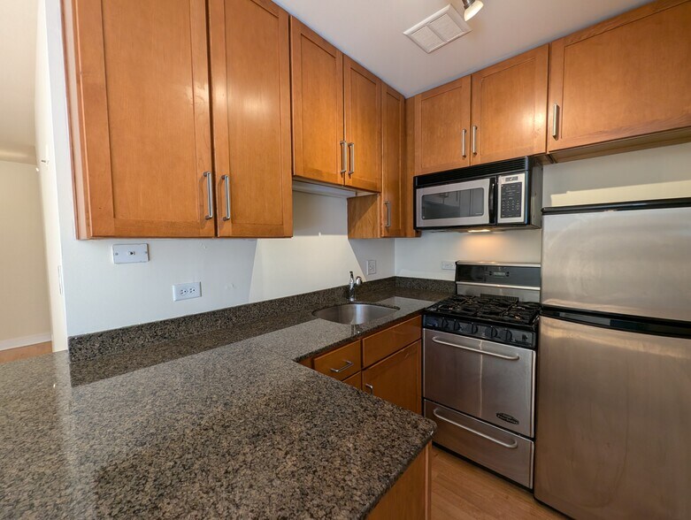 Building Photo - 630 W Wrightwood Ave