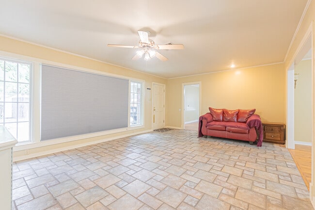 Den - 3023 Stimson Ave