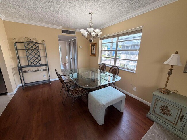 Building Photo - 569 Normandy Ln
