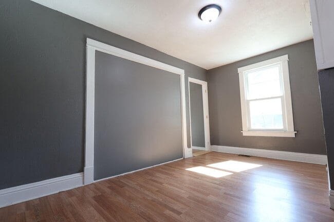 Building Photo - Cozy and recently updated 2-bedroom, 1-bath bungalow in Jennings!