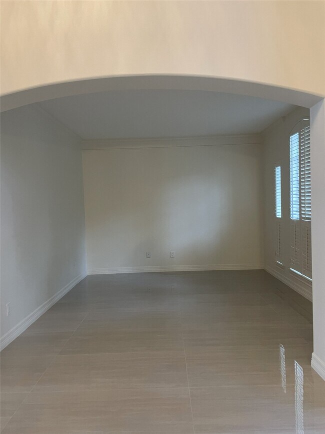 Building Photo - 5622 Lake Pl Dr