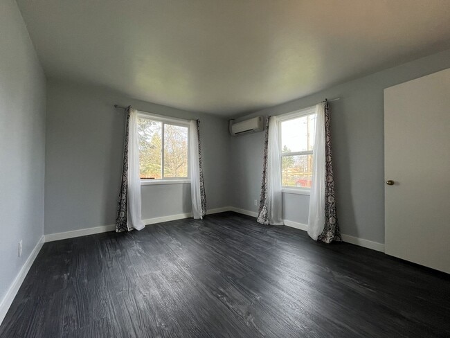 Building Photo - Updated Single-Level 3BD/2BA Home with Stainless Appliances, Expansive Yard & Flexible Layout