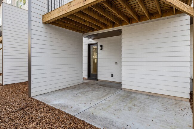 Building Photo - 1553 Pinecrest Ave
