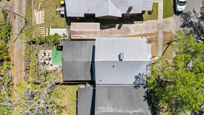 Building Photo - Charming 3 Bedroom Home Near Downtown Savannah with Flex Room & Fenced Yard