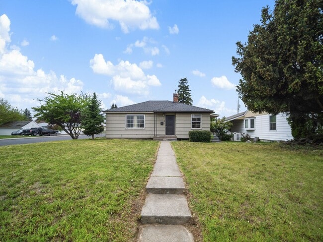 Building Photo - 2403 W Everett Ave