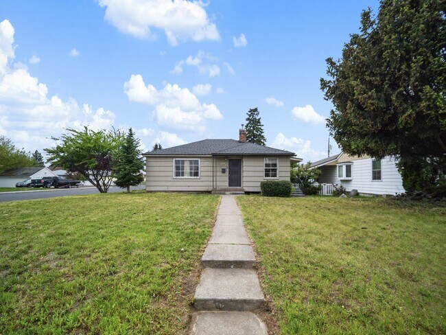 Building Photo - HALF OFF FIRST MONTH'S RENT!! Charming 3BR 1BA Home/Washer/Dryer/Garage