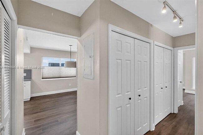Building Photo - 539 Menendez Ave