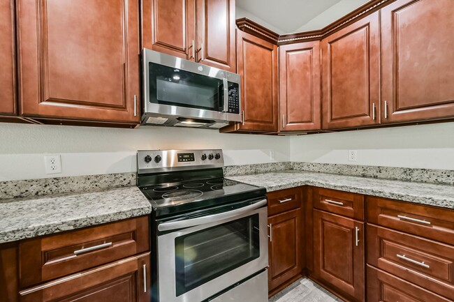 Building Photo - 914 Shady Ln