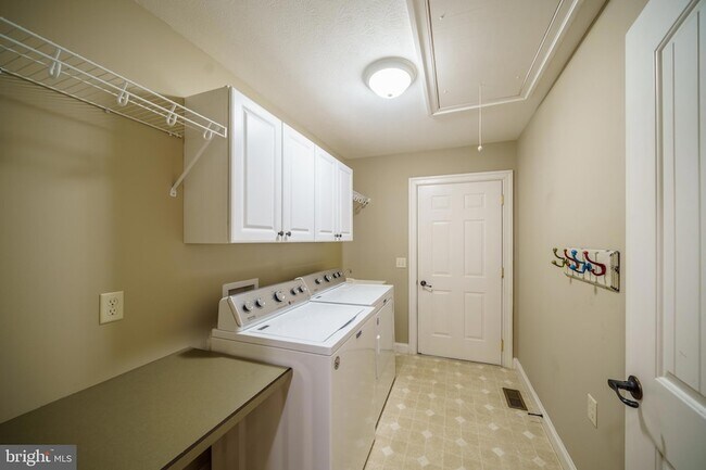 Building Photo - 2616 Greenport Dr