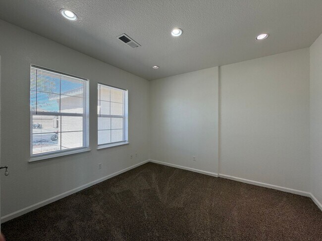 Building Photo - 1719 Short Oak Ct