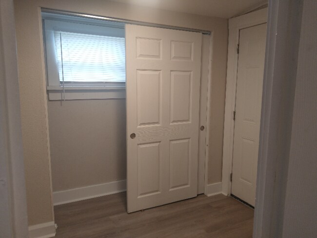 Building Photo - 905 E Osborne Ave