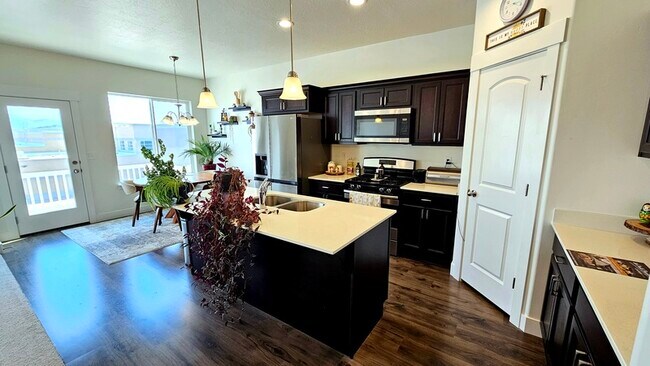 Building Photo - 983 W Coral Charm Wy