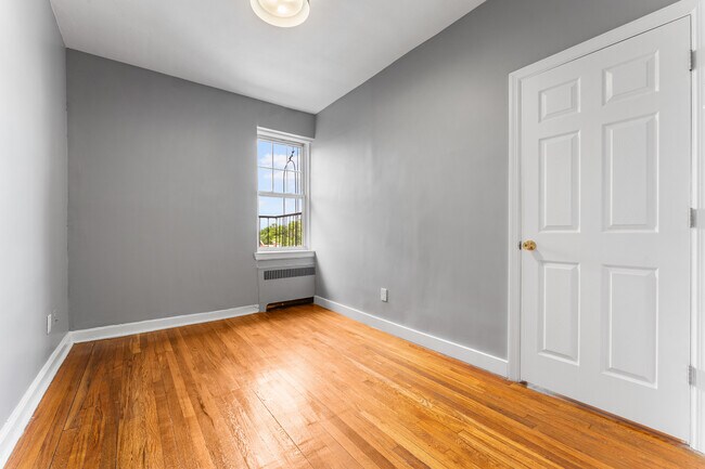Primary Photo - 2 Chapman Pl