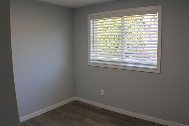 Building Photo - Amazing Everett/Mukilteo Tri-Level Home