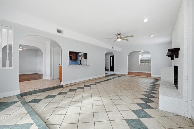 Building Photo - 120 Dyer St