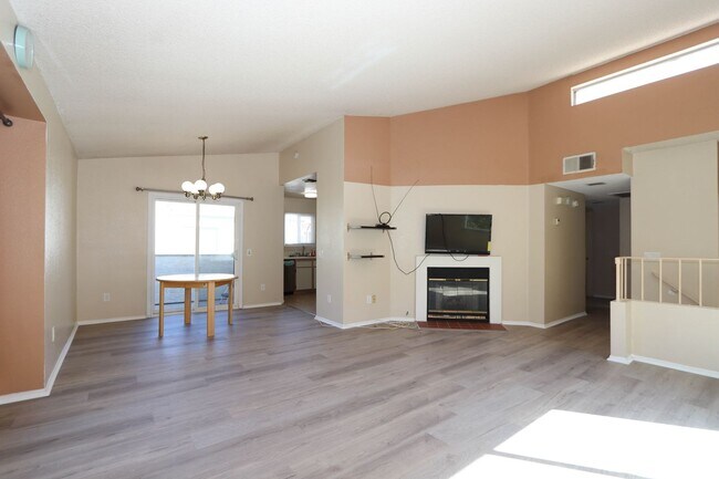 Building Photo - **24210 Sylvan Glen Rd #F Diamond Bar** 2 bedroom 2 bath Townhouse !!