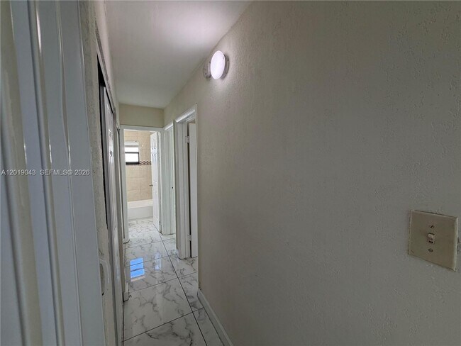 Building Photo - 2571 NW 13th Ct