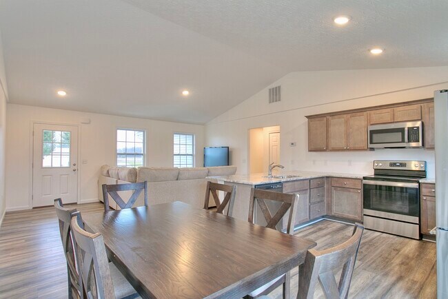 Building Photo - 120 Cheyenne Dr