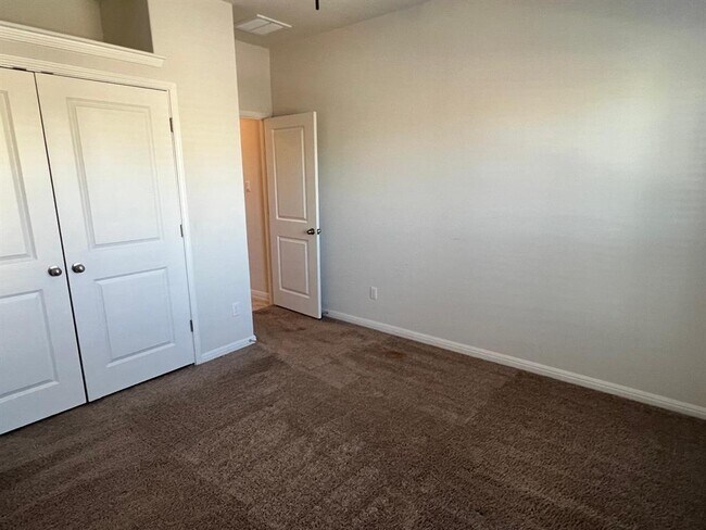 Building Photo - 528 Elm Green St