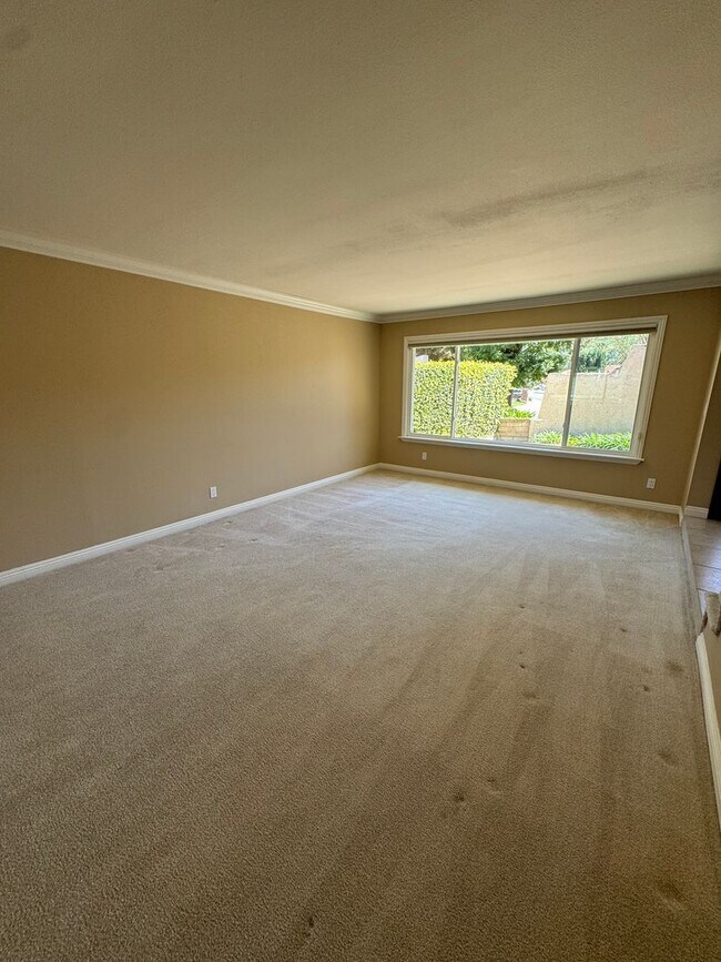 Building Photo - Prime Cul-de-Sac Location with Expansive Backyard