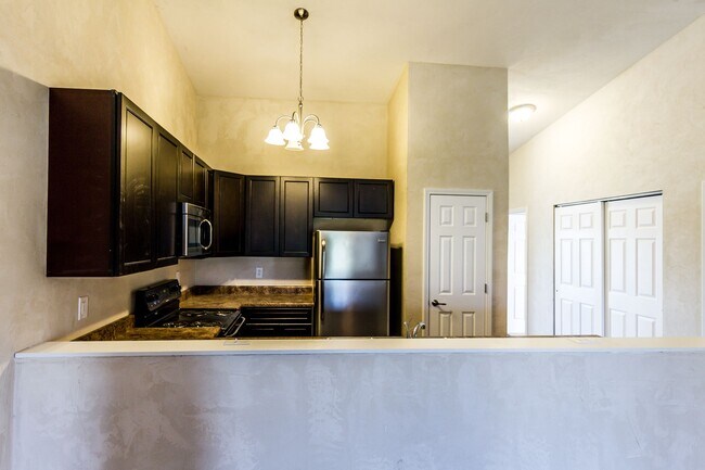 Building Photo - 2 bed 2 bth duplex- available now