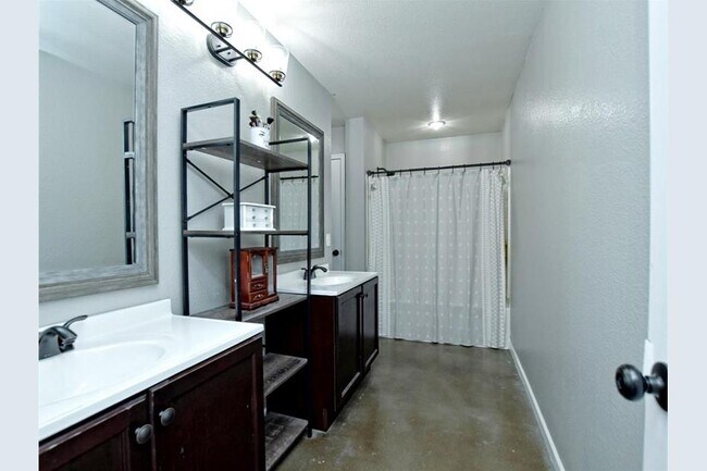 master bath - 102 N Prairie Ln