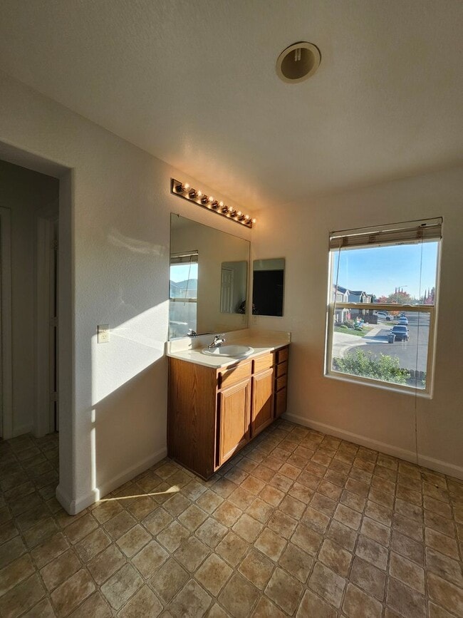 Building Photo - *MOVE IN SPECIAL - 2 WEEKS FREE!!* Beautiful Yuba City Home