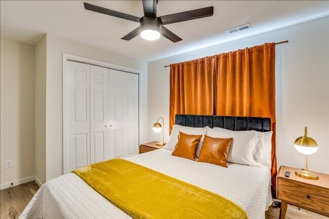 Building Photo - BEAUTIFUL 5 BEDROOM HOME  WITH LAKE VIEW A...