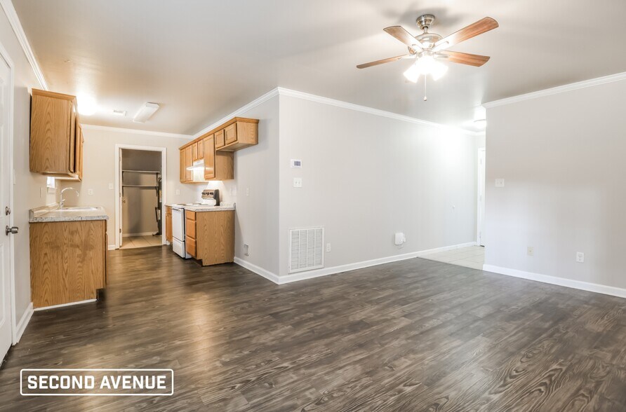 Building Photo - 203 Glenn Oak Dr