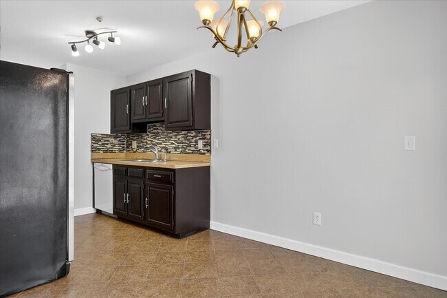 Building Photo - 41070 Southwind Dr