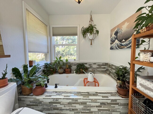 Building Photo - Beautiful 4Bd + 3Ba in Portland!! Offers Beautiful Outdoor Views and Great Gardening Backyards!!
