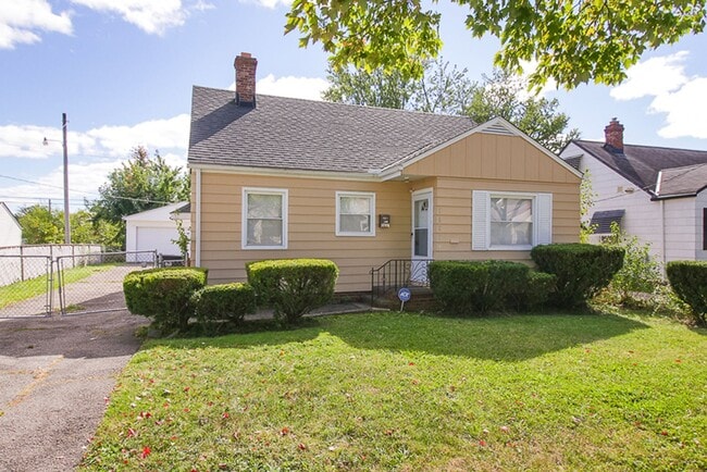 Building Photo - 3 bedroom Spacious Cape Cod!