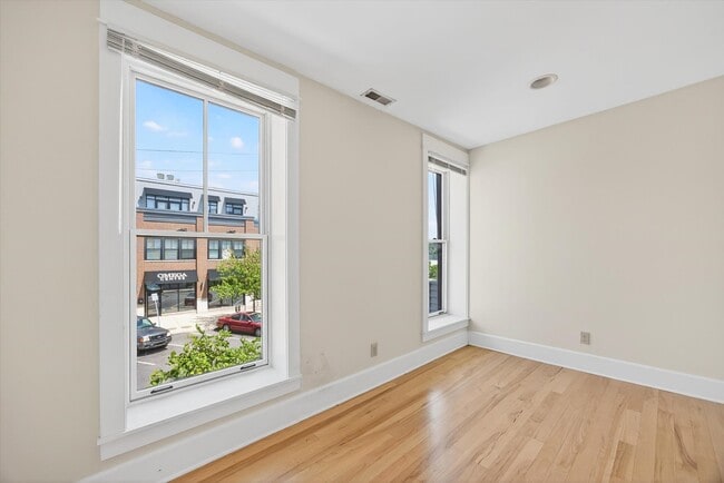 Building Photo - 114 E 6th St