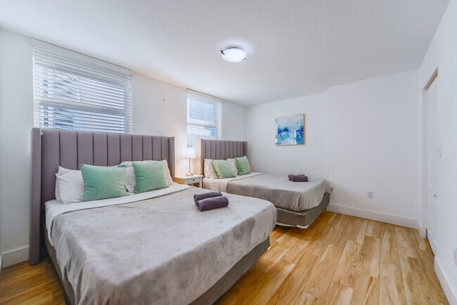 Building Photo - 1 SE 12th St