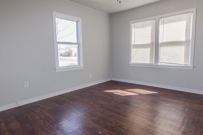 Building Photo - Pre-Leasing  - 2 bed 1 bath