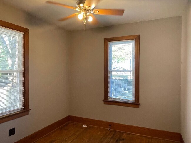 Building Photo - 904 N Busey Ave