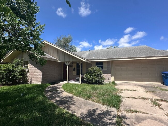 Building Photo - 825 Crestview Dr