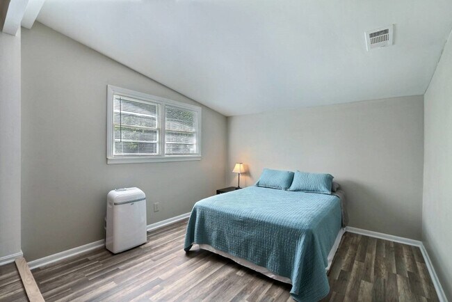 Building Photo - 2211