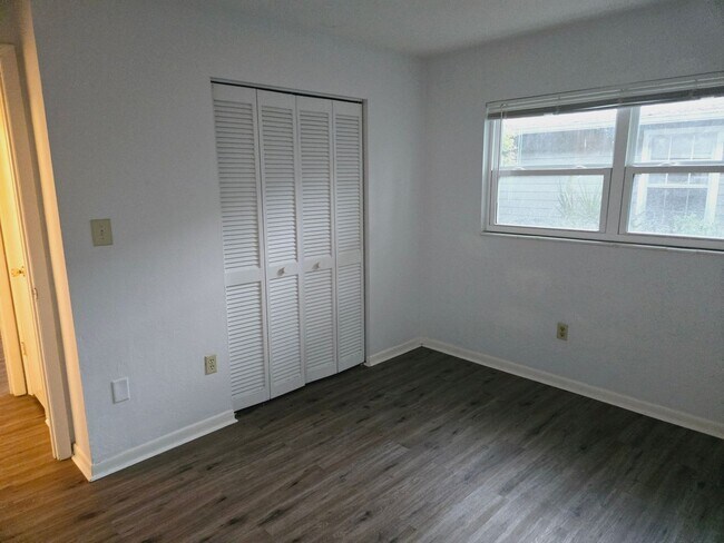 Building Photo - Beautifully updated 2 bd, 1.5 ba condo clo...