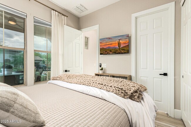 Building Photo - 9250 E Via De Vaquero Dr