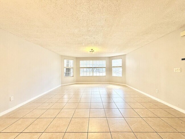 Building Photo - 2723 N Poinciana Blvd