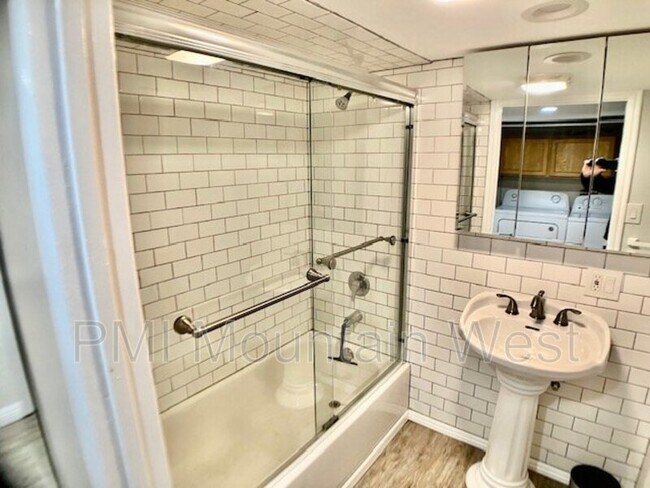 Building Photo - 555 E 3rd Ave