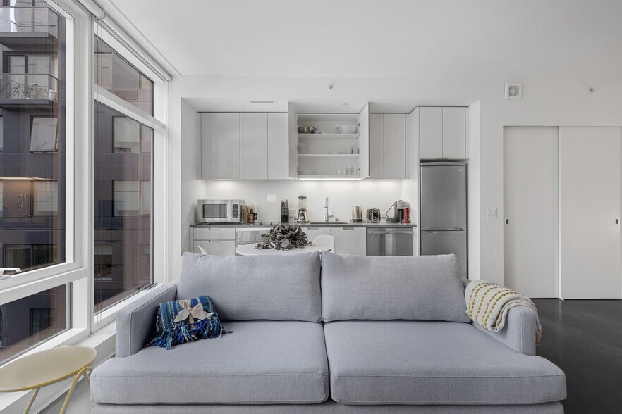 Building Photo - 18 10th St