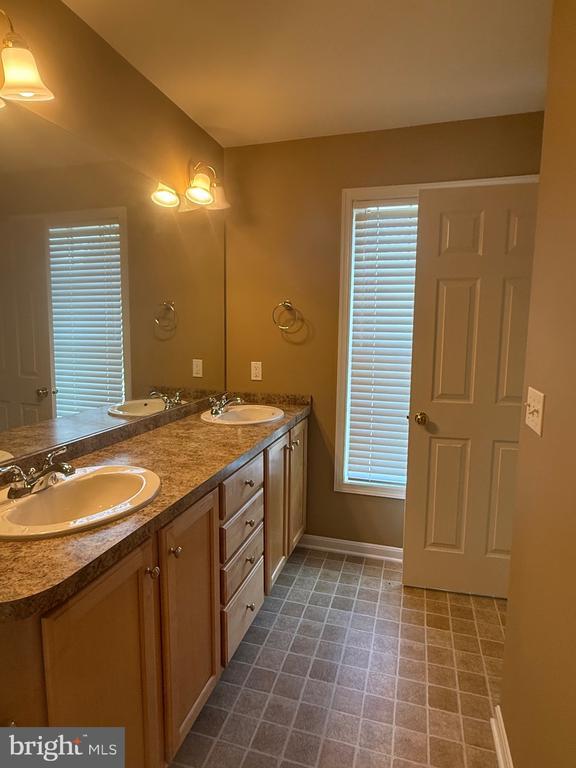 Building Photo - 2082 Deer Run Dr